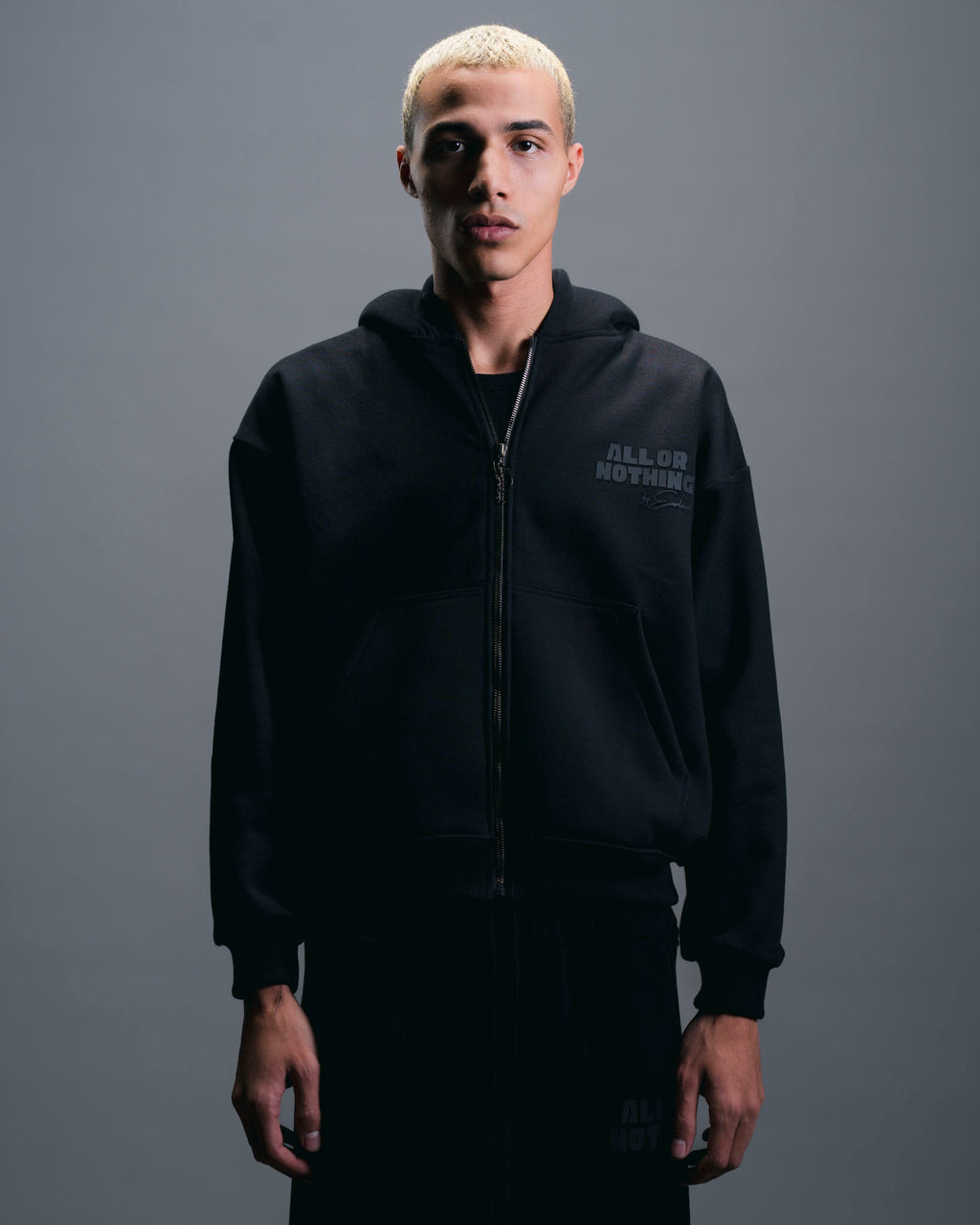 AON Zipper in black