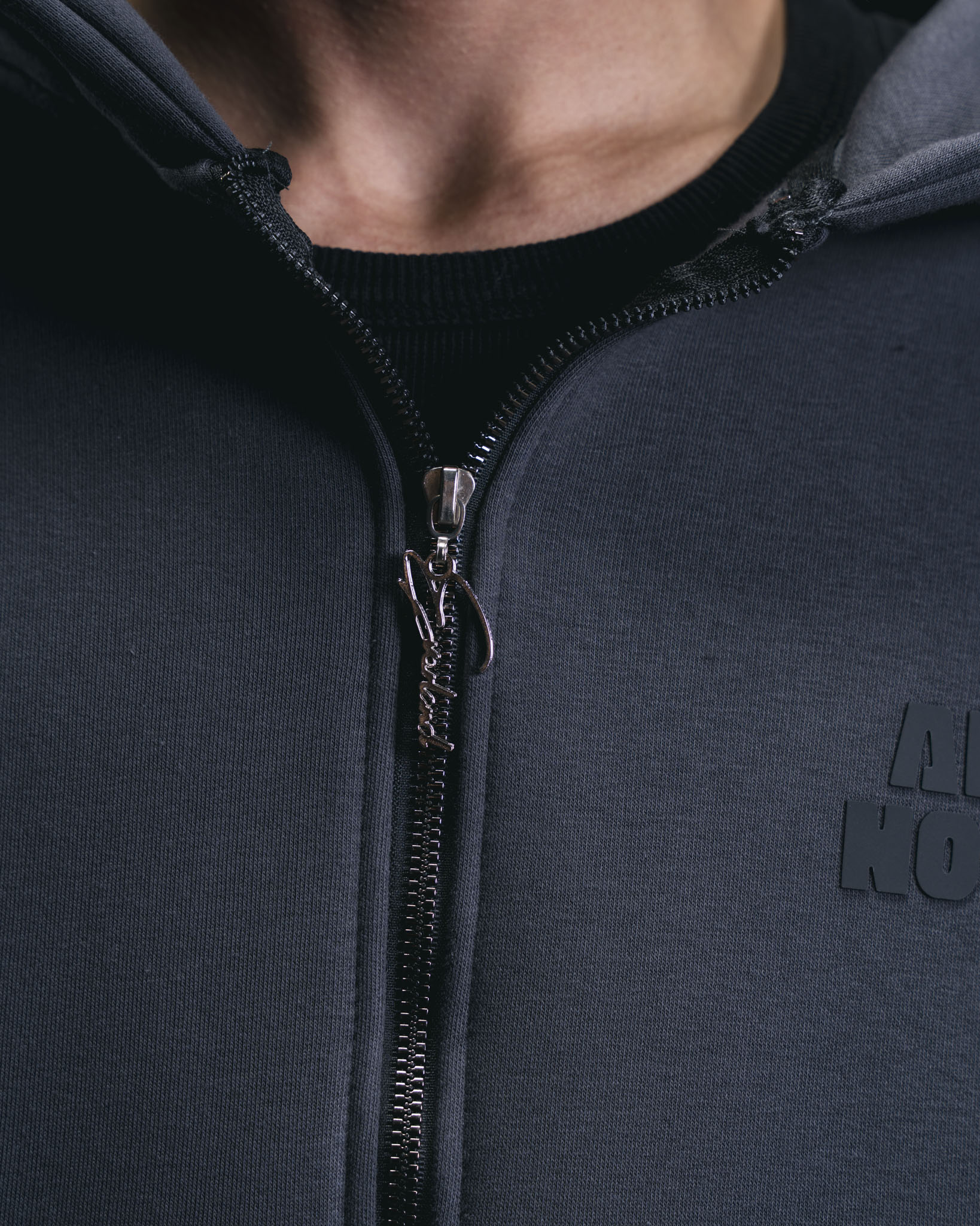AON zipper in grey
